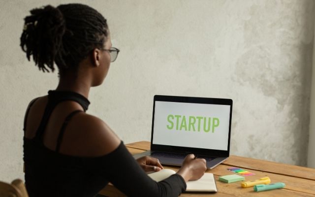 Signature des statuts d'une nouvelle entreprise à Douala